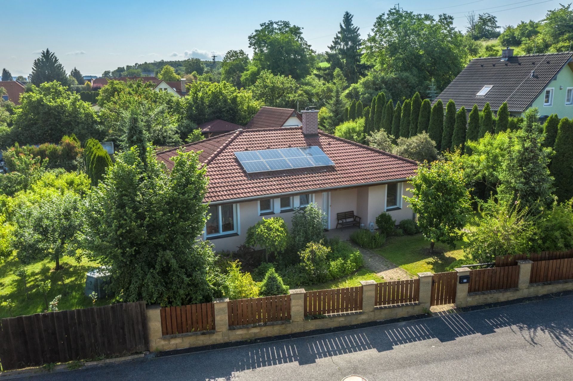 Energeticky úsporný dům 4+kk se zahradou v klidné části Hoštky - Kochovice