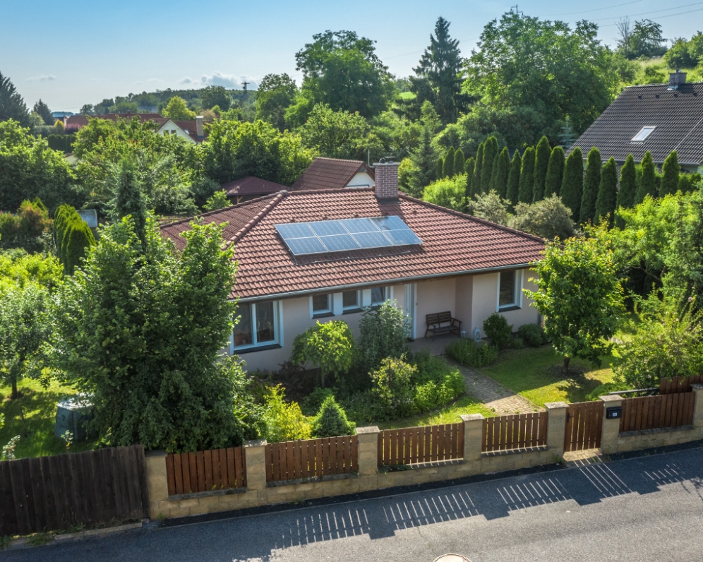 PRODÁNO Energeticky úsporný dům 4+kk se zahradou v klidné části Hoštky - Kochovice